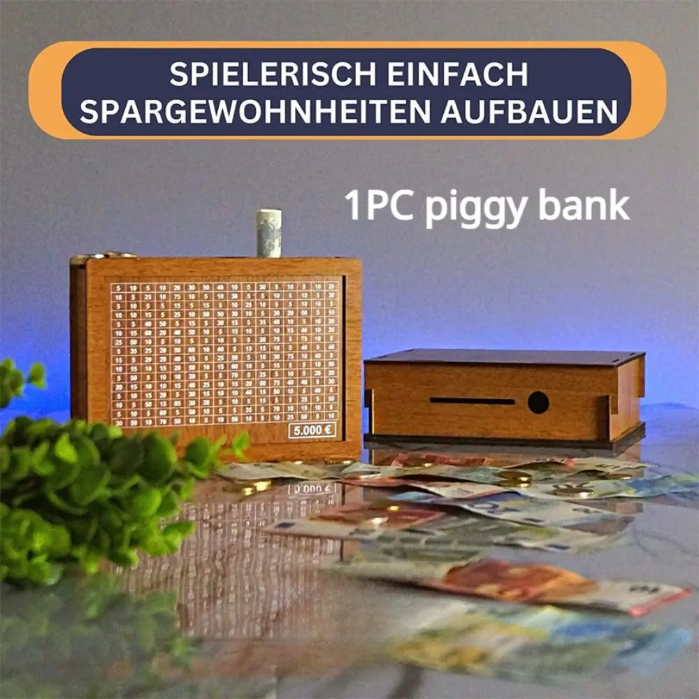 Une tirelire en bois avec des billets et des pièces éparpillés sur une table.
