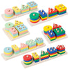 Un ensemble de blocs de construction en bois Montessori colorés, de différentes formes et couleurs, disposés sur un plateau e