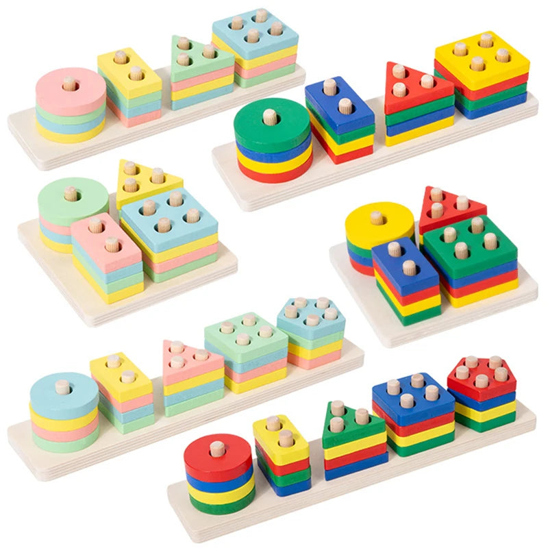 Un ensemble de blocs de construction en bois Montessori colorés, de différentes formes et couleurs, disposés sur un plateau e