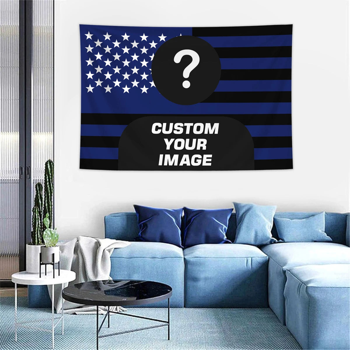 Dunkelblaue und schwarze Flaggen-Tapisserie mit einem Fragezeichen, dargestellt an einer Wand über einem hellblauen Sofa.