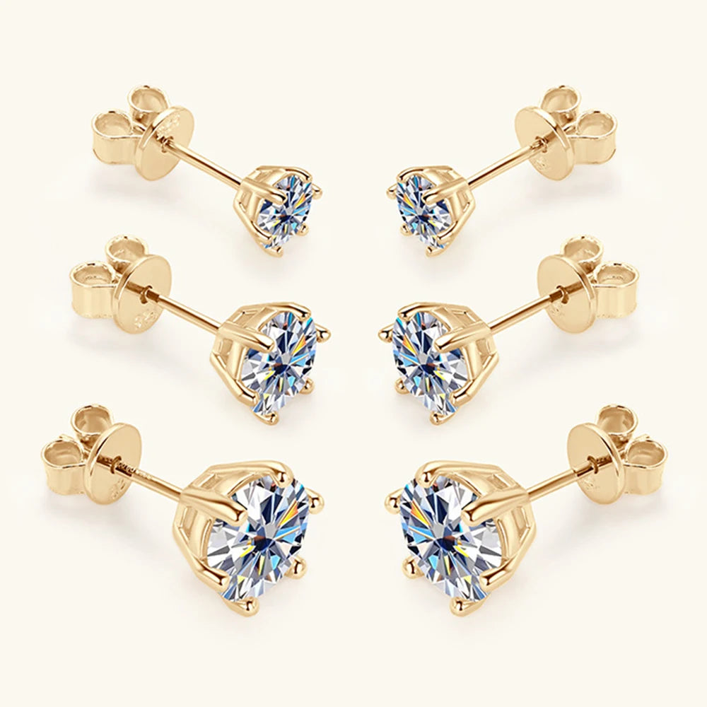 Un ensemble d'boucles d'oreilles à clous en moissanite ton or, en argent sterling, vues sous plusieurs angles.