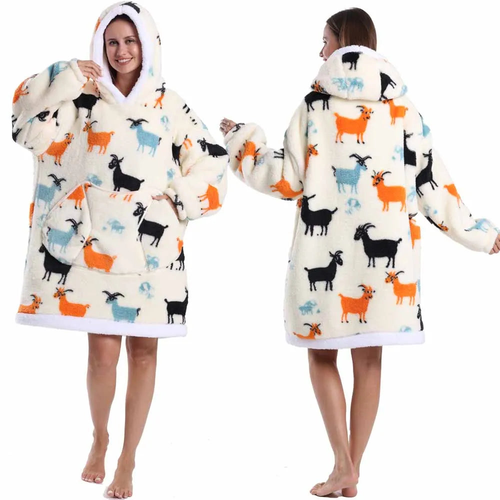 Eine Frau modelliert einen beigefarbenen und weißen Patchwork-Übergrößen-Fleece-Hoodie mit farbenfroher Tierstickerei.