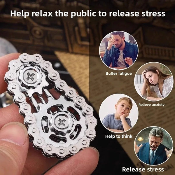 Una mano sostiene un spinner de metal plateado diseñado para ayudar a relajar al público y aliviar el estrés.