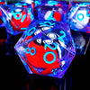 Gros plan d'un jeu de dés polyédriques violets translucides avec marquages rouges et bleus, posé sur une surface réfléchissan