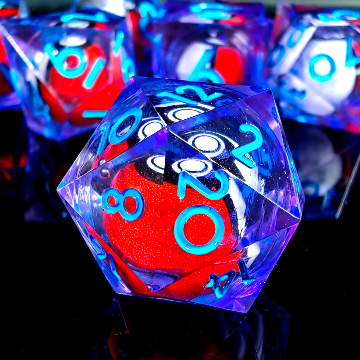 Gros plan d'un jeu de dés polyédriques violets translucides avec marquages rouges et bleus, posé sur une surface réfléchissan