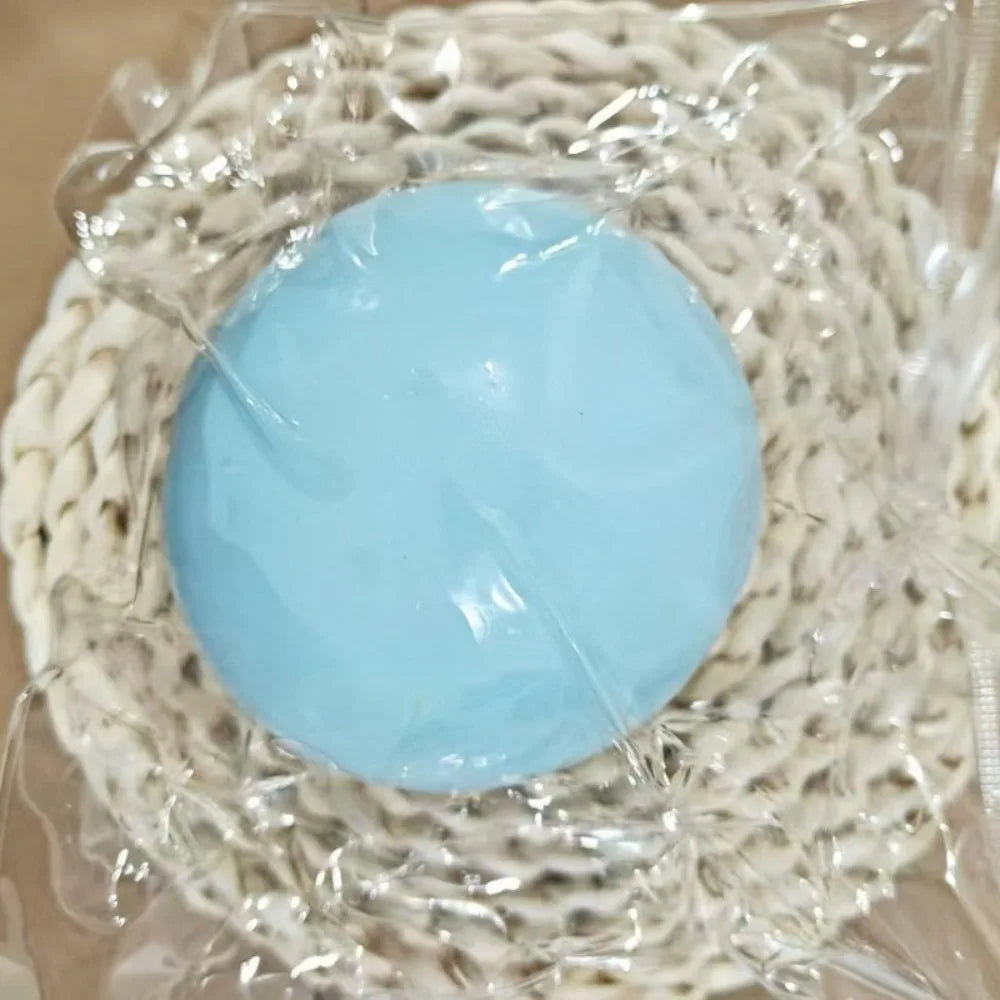 Hellblaue sensorische Stresslösung, Knete-Fidget-Ball, in klarem Plastik verpackt und umgeben von weißem Kabel