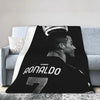 Schwarz-weißes Grafikbild mit Profil von Ronaldo auf einer Überwurfdecke.