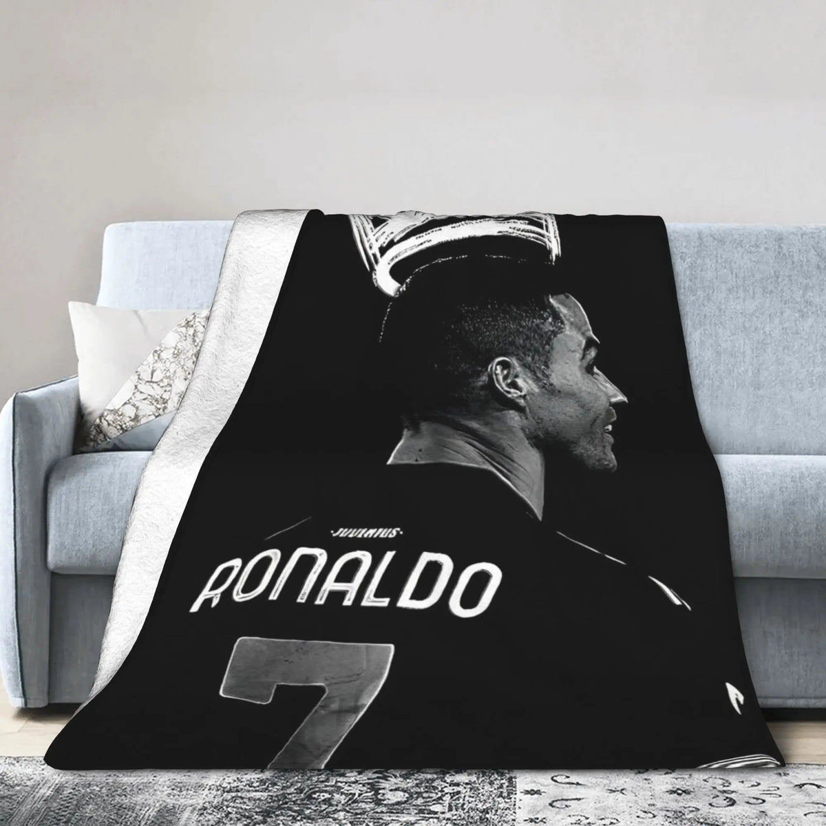 Schwarz-weißes Grafikbild mit Profil von Ronaldo auf einer Überwurfdecke.