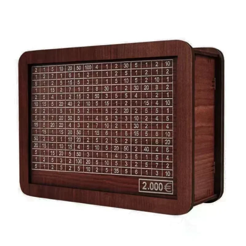 Une tirelire en bois avec une grille de compartiments numérotés pour l'épargne.