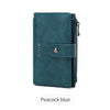 Portefeuille pochette en cuir vert sarcelle foncé à rabat avec fermeture à clochette argentée.