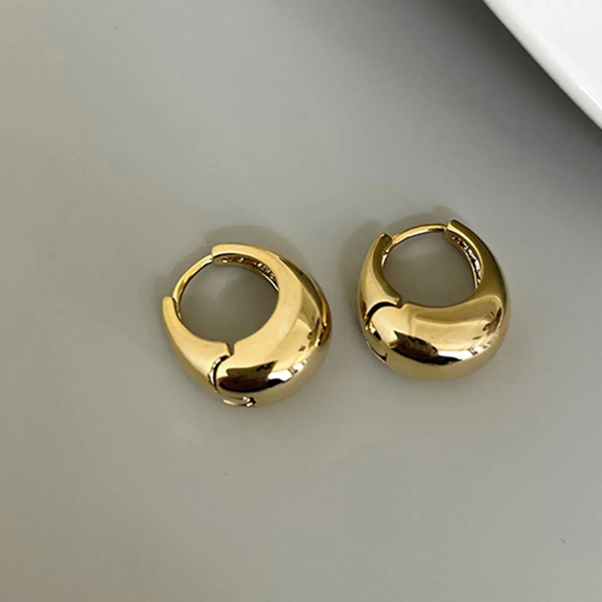 Boucles d'oreilles en anneaux dorés vintage et épais pour femmes