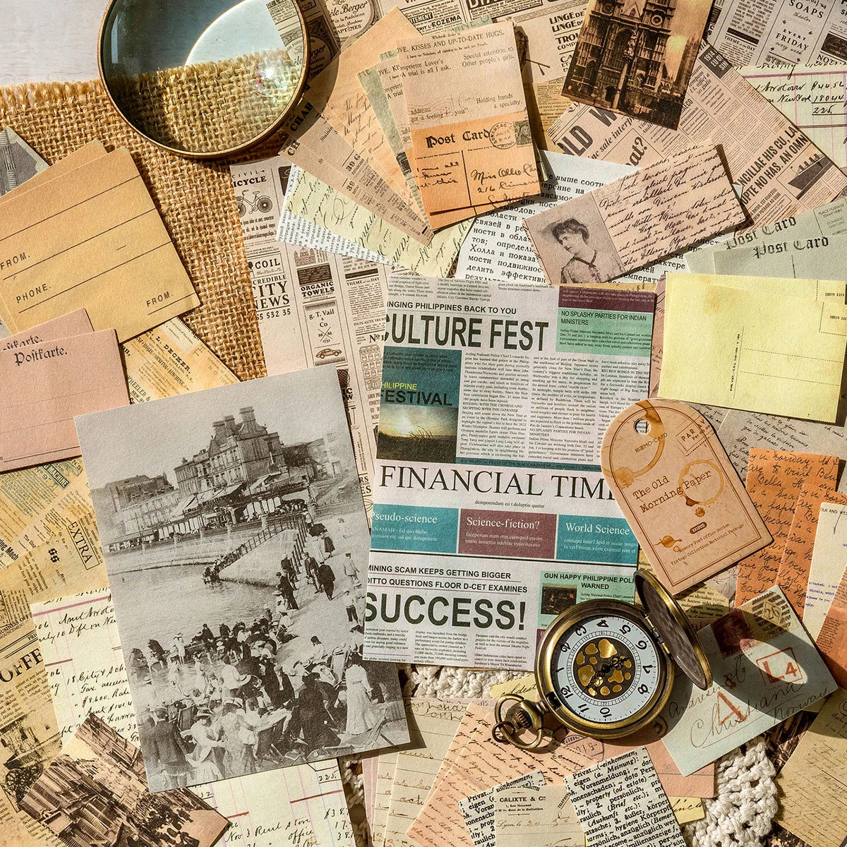 Collection de papiers de scrapbooking vintage, incluant cartes postales, documents anciens et papiers texturés.