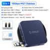 Boîtier NVMe SSD magnétique bleu foncé avec différents ports et accessoires sur fond blanc.
