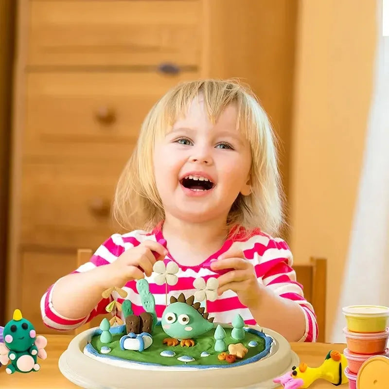 Ein lächelndes junges Mädchen hält und interagiert mit grüner und gelber handgemachter Lufttrockenschlamm für Kinder auf eine