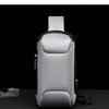 Bolso cruz sling gris para hombre multifuncional anti-robo, mostrado contra fondo negro.