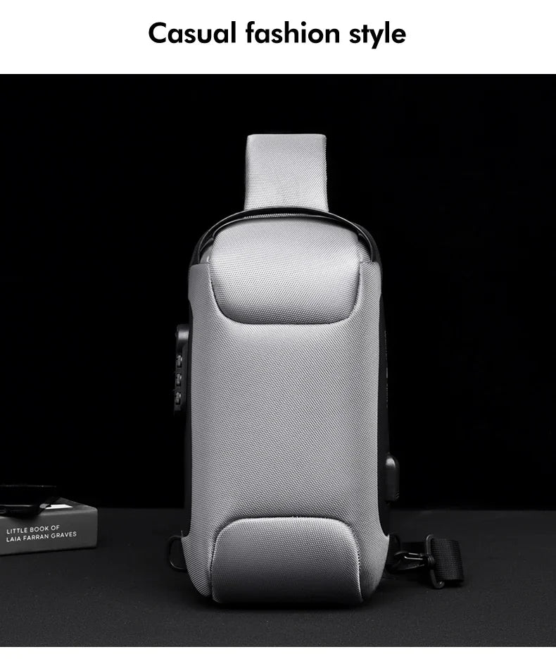 Bolso cruz sling gris para hombre multifuncional anti-robo, mostrado contra fondo negro.