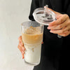 Vaso de vidrio rayado de 600 ml con tapa y pajita