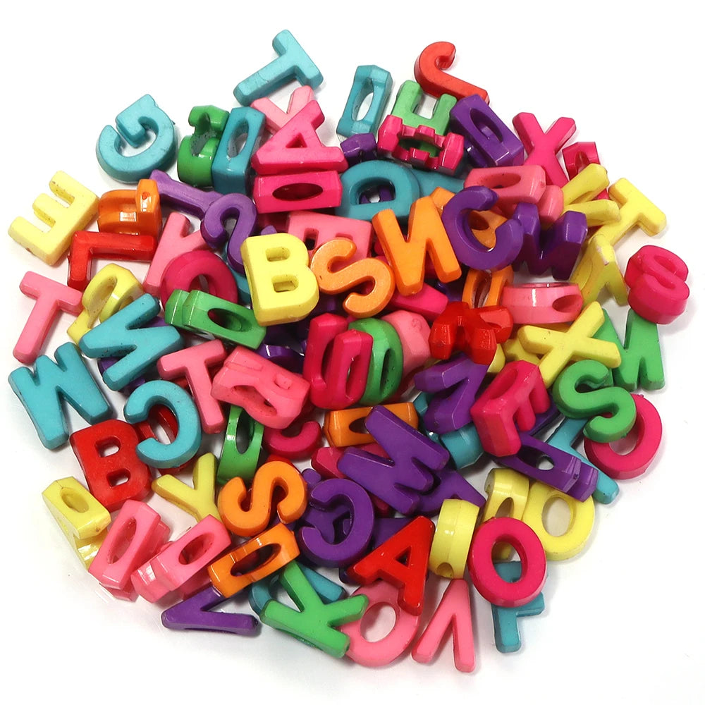 Haufen gemischter Buchstaben-Spacer-Perlen in verschiedenen Farben, darunter rosa, grün, blau, gelb und lila.
