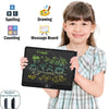Une fille souriante tient une tablette LCD noire avec diverses fonctionnalités éducatives comme l'orthographe, le comptage, l