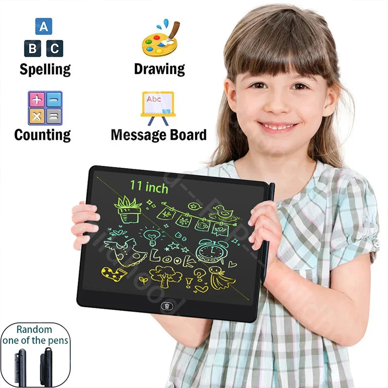 Une fille souriante tient une tablette LCD noire avec diverses fonctionnalités éducatives comme l'orthographe, le comptage, l