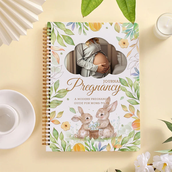 Spiralgebundener Tagebuchbezug mit schwangerer Frau, floralen Designs und einem Hasenbild für ein Schwangerschafts-Erinnerung