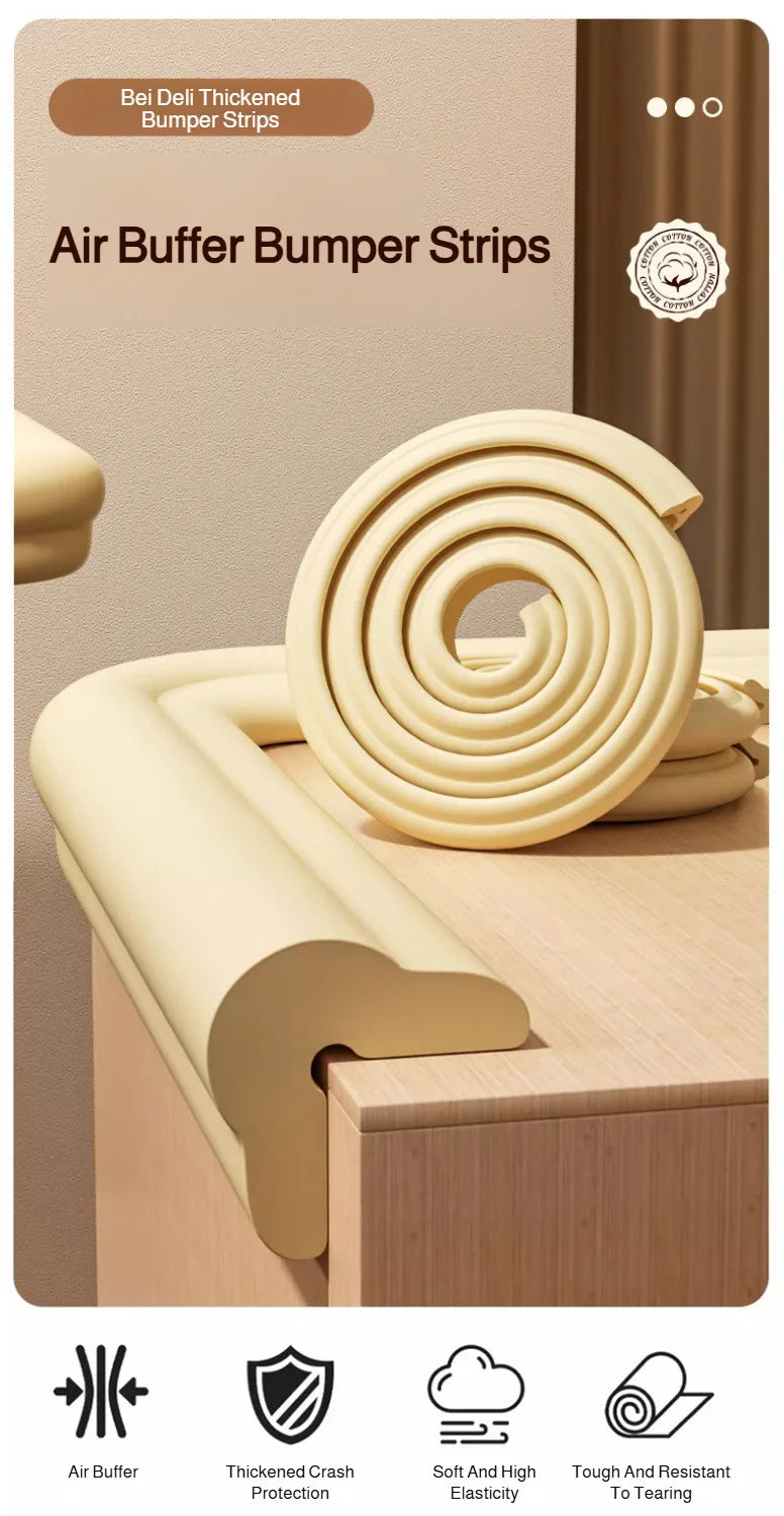 Helle beige Luftpolster-Stoßstangen und eine Eckschutzplatte auf einer Holzoberfläche.