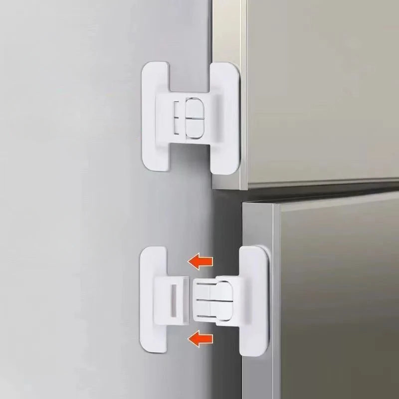 Weiße Baby-Sicherheitsrefrigeratortürschlösser auf silberner Schranktür.