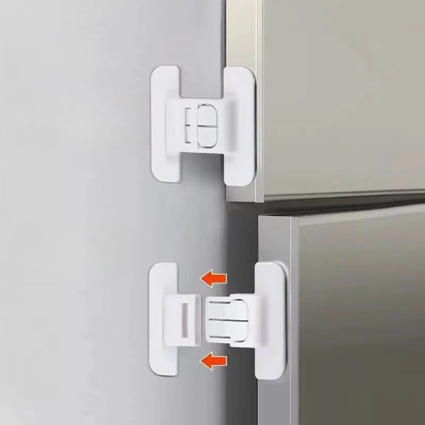 Weiße Baby-Sicherheitsrefrigeratortürschlösser auf silberner Schranktür.