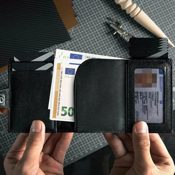 Una mano sostiene una billetera delgada negra que bloquea RFID con un soporte para AirTag y billetes de euros.