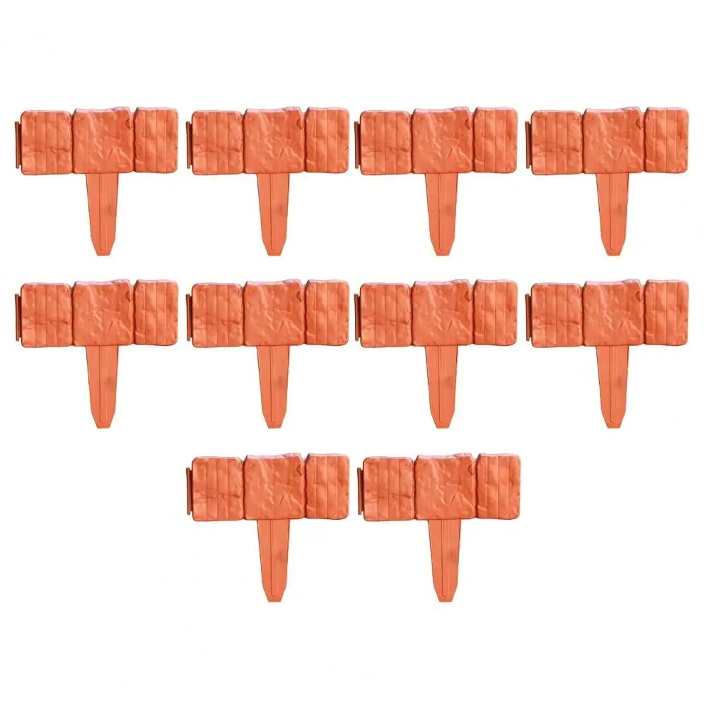 Set aus zehn rechteckigen orangefarbenen Kunststoff-Gartenrandelementen mit Holzpfählen.