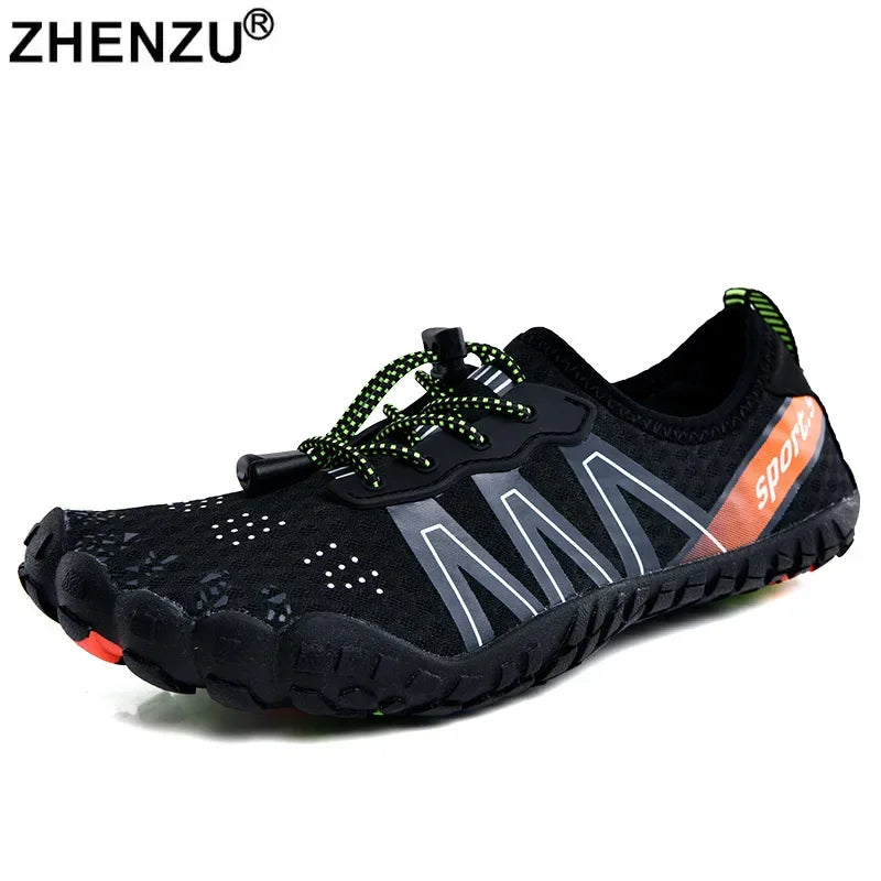 Zapatos de agua negros y naranjas de secado rápido con suelas de drenaje, vistos de lado.