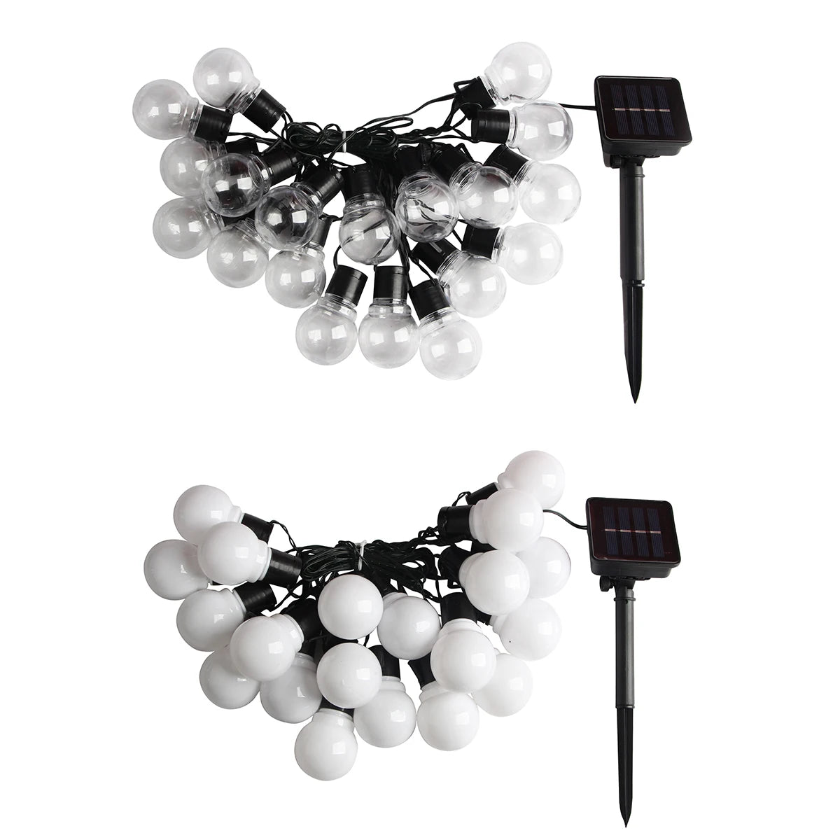 Une chaîne de lumières globes à énergie solaire avec des panneaux solaires attachés à un fil noir.