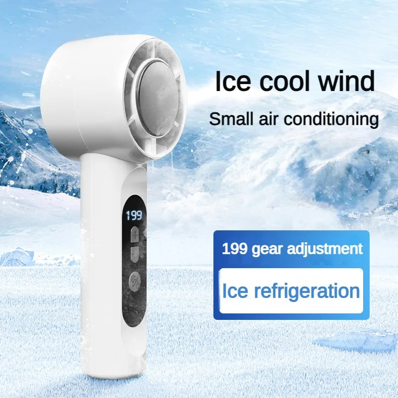 Weißer tragbarer Eis-Kühl-Windventilator mit LED-Anzeige vor schneebeständigem Bergpanorama.