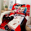 Une couverture en flanelle moelleuse avec une femme aux cheveux roses et maquillage, sur fond de graphismes rouges et noirs