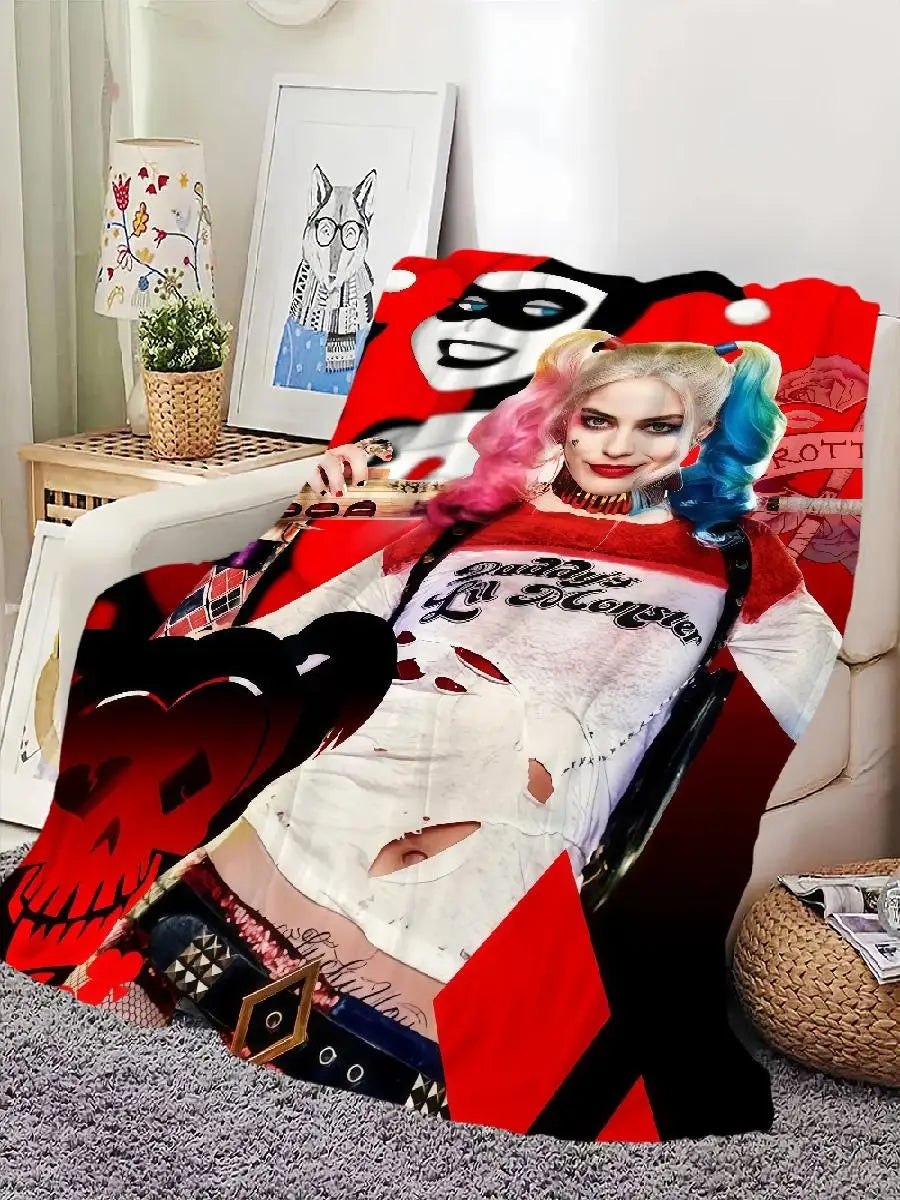 Une couverture en flanelle moelleuse avec une femme aux cheveux roses et maquillage, sur fond de graphismes rouges et noirs