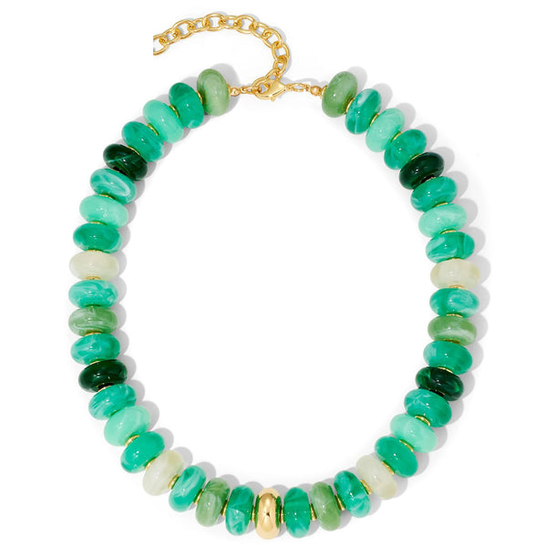 Collar de cuentas gruesas de resina, con cuentas verdes y blancas en una cadena dorada.