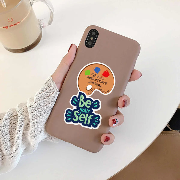Ein braunes Smartphone mit einem motivierenden Vinyl-Sticker-Pack mit dem Text „Be Your Self“ und einem farbenfrohen Design.