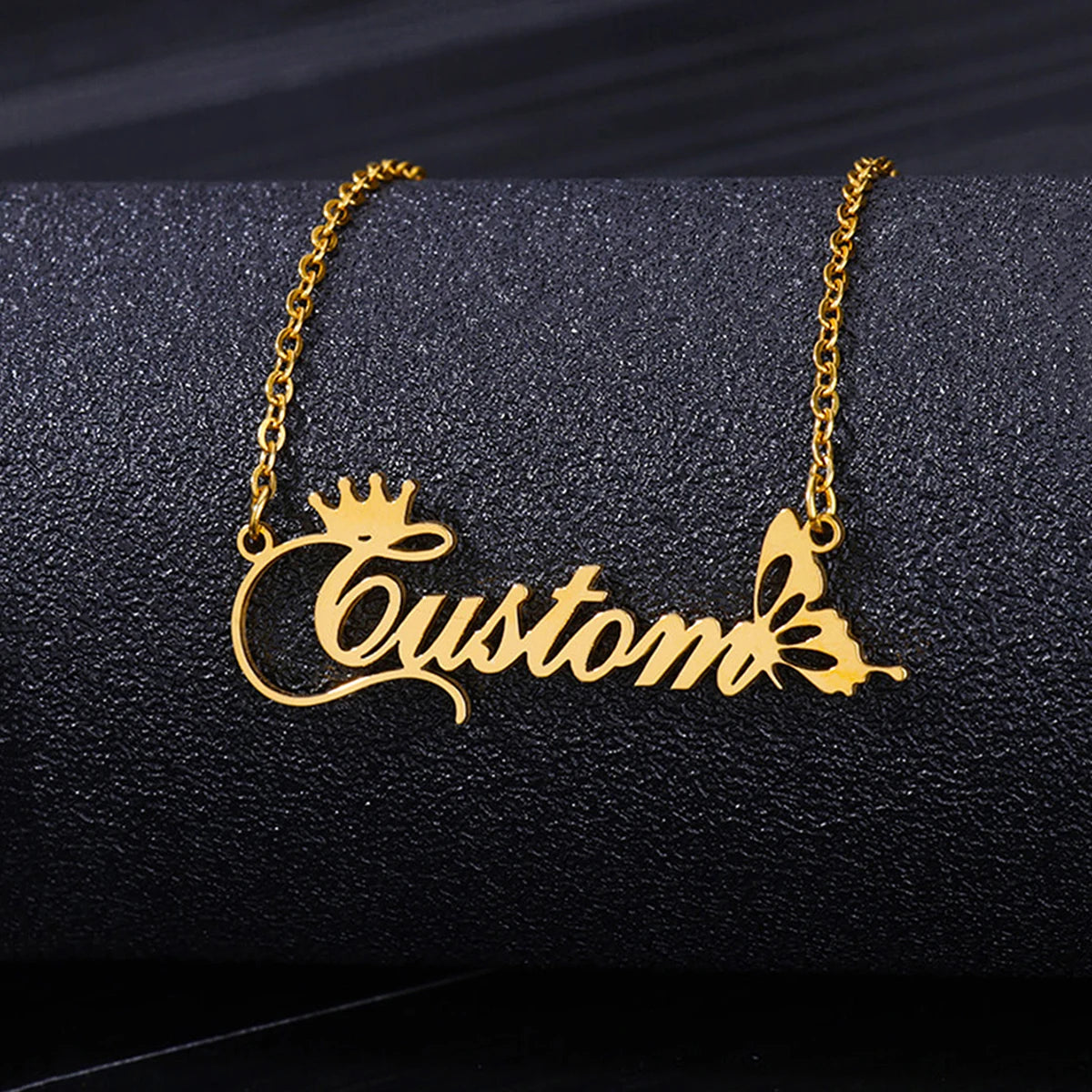 Collier nom en or avec écriture personnalisée sur fond de tissu noir