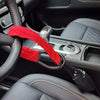 Verrou universel rouge de volant avec ancre de ceinture dans l'habitacle d'une voiture.