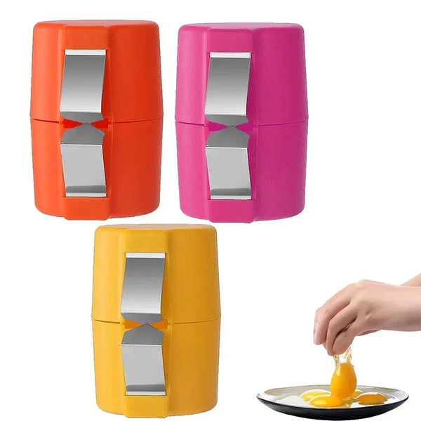 Un jeu de trois ouvre-coquilles d'œufs portables orange, rose et jaune, avec un outil à côté d'une assiette d'œufs.