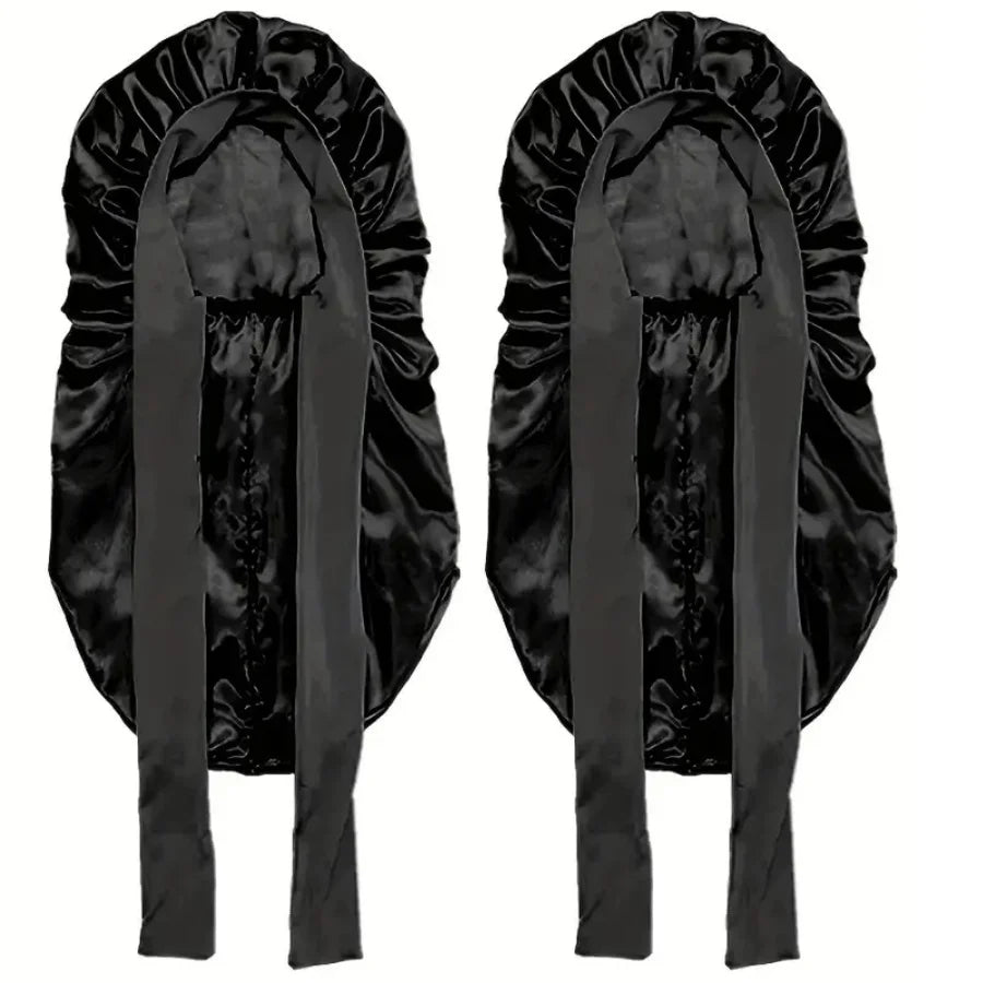 Schwarzer Satin-Schlafhut für lockiges Haar, von hinten gezeigt.