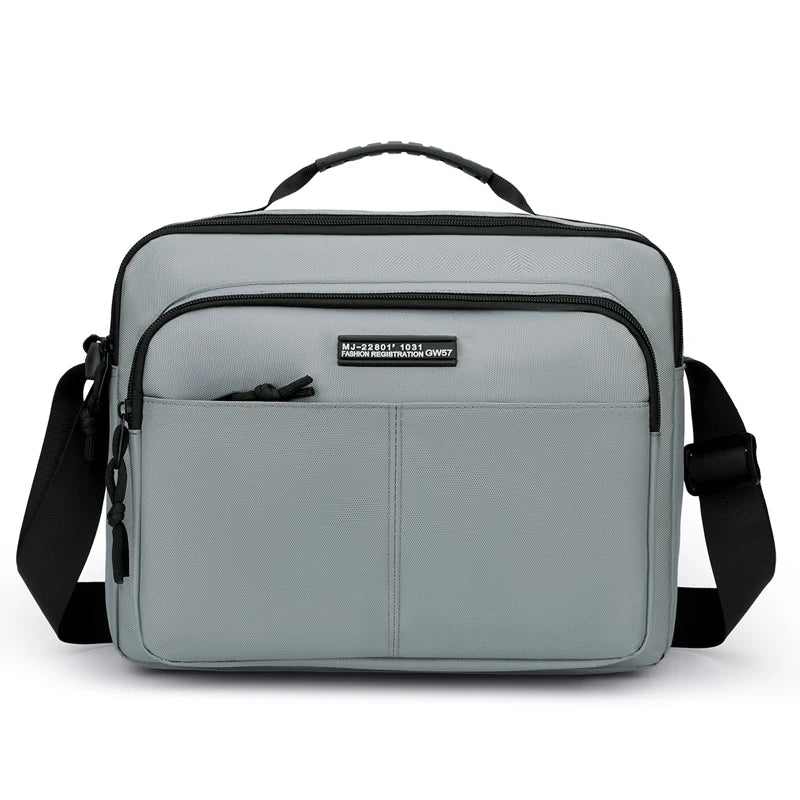 Graues wasserdichtes Business-Etui mit schwarzen Riemen und Leder-Tag vorne.