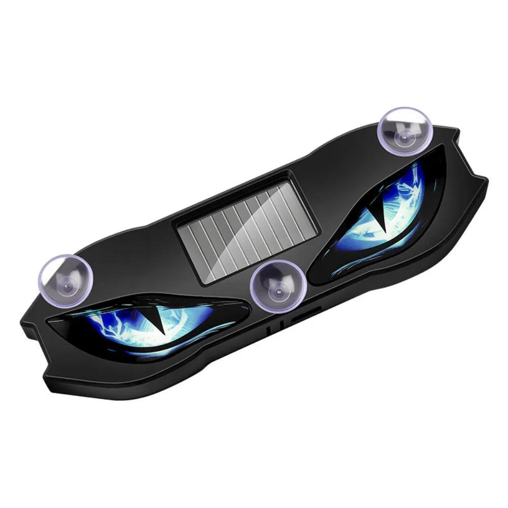 Schwarze, blinkende Solaranwarnleuchten mit blauen Akzenten und ein Solarmodul auf einer Fahrzeugoberfläche.