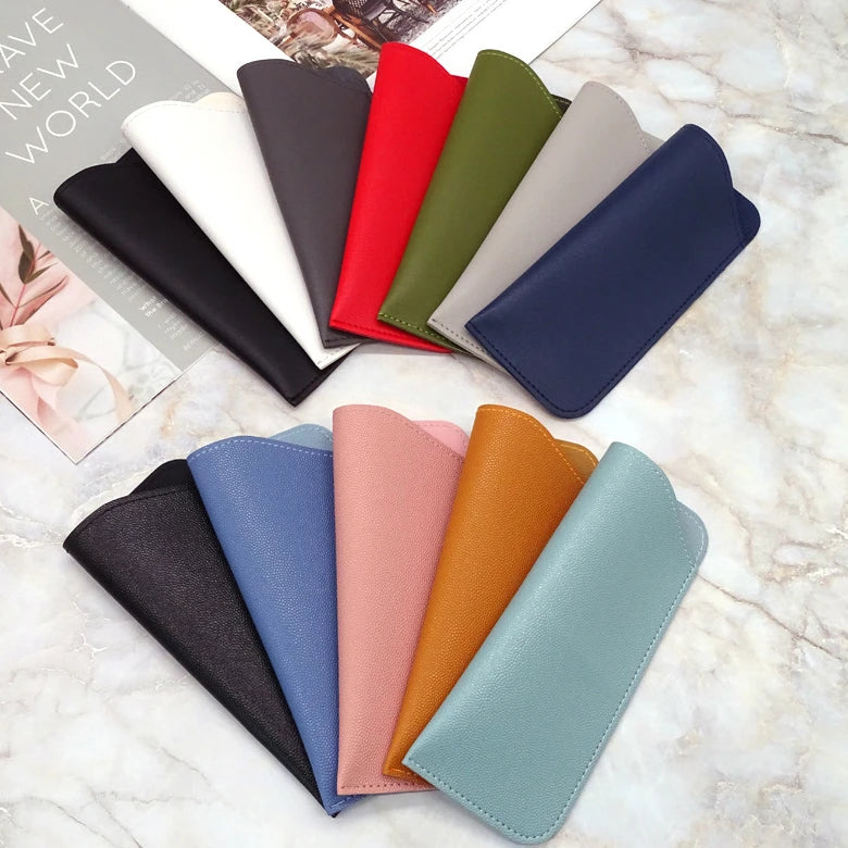 Colección de fundas protectoras para gafas de cuero PU en varios colores: negro, rojo, verde, beige y azul.