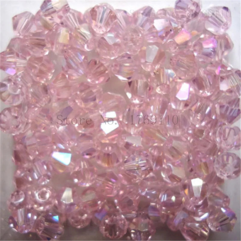 Haufen rosa facettierter Kristallperlen zum Schmuckherstellen