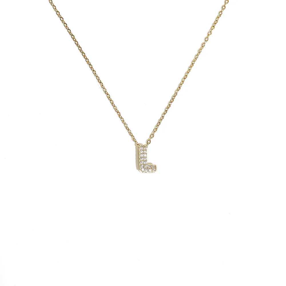 Collier en chaîne dorée avec pendentif lettre initiale scintillant.