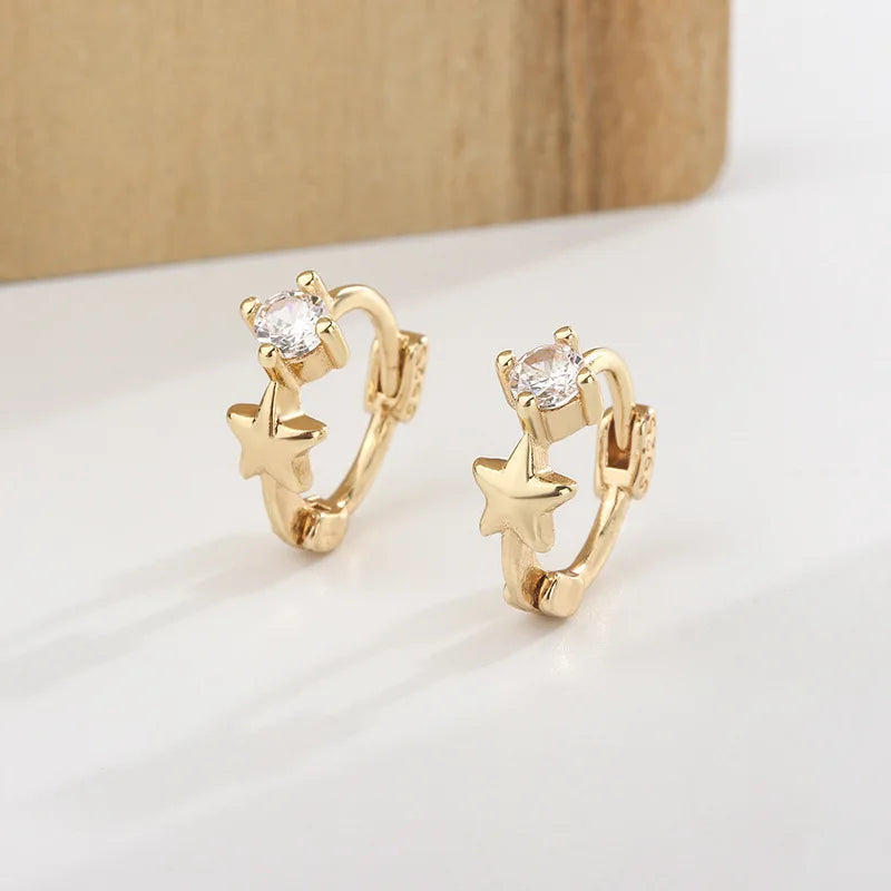 Pendientes de aro dorados con piedras de circonita cúbica y diseño de estrella.