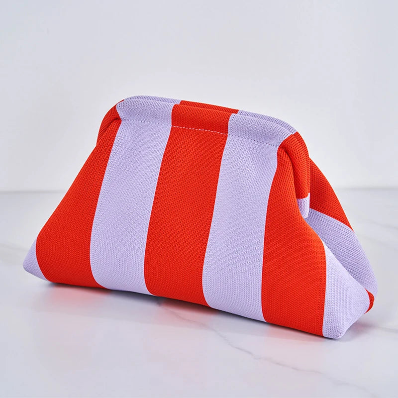 Pochette en crochet rayée pour femme avec des rayures verticales orange et blanc.