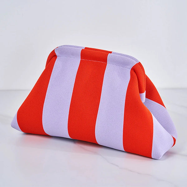 Pochette en crochet rayée pour femme avec des rayures verticales orange et blanc.