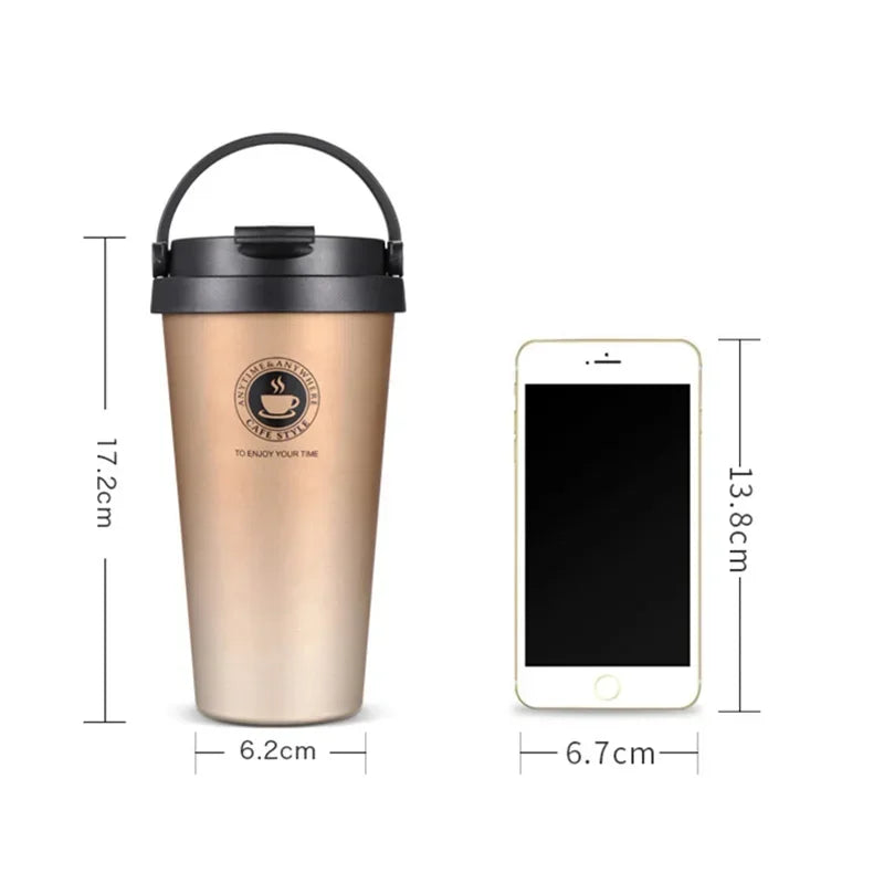 Hohe, beige Isolier-Reise-Kaffeetasse mit schwarzem Deckel und Henkel.